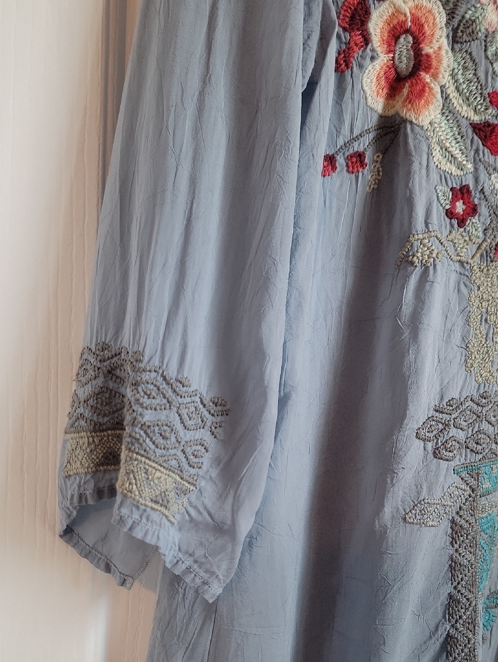 Johnny Was Light Blue Floral Embroidered V-Neck Women's Top Shirt Medium M Flaw - Picture 3 of 7